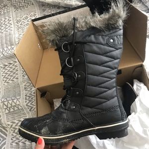Sorel snow boots woman’s size 8